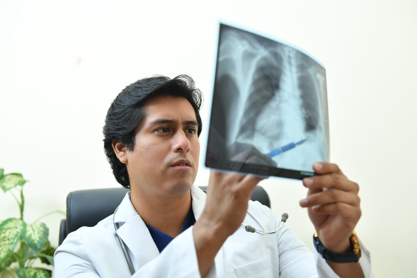 Médico de Clínica Qhalida revisando una radiografía de tórax
